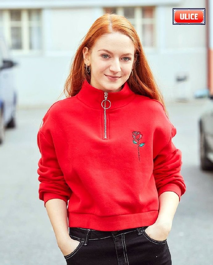 Z Emy vyrostla krásná slečna.