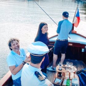 Dominika Branišová dělá svému vyvolenému i osobní řidičku.