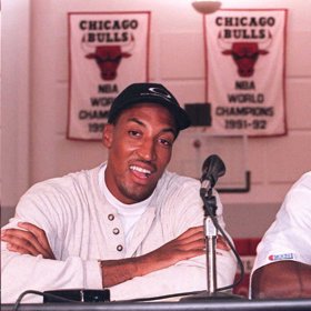 Michael Jordan a Scottie Pippen na tiskové konferenci.