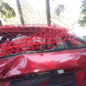 Auto bylo bez značek a pasažéři utekli.