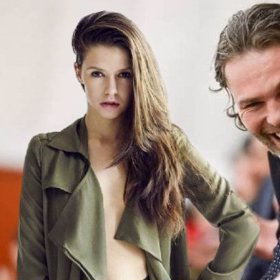 Jágr vypadá po boku mladé modelky šťastný.