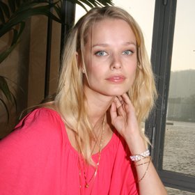 Houdová se věnuje ezoterice.