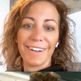 "Ty jsi měla svatbu! A ty jsi mě nepozvala?" popichovala ji škodolibě Agáta.