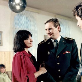 Dana Bartůňková a Jiří Štěpnička v seriálu Chjlapci a chlapi (1988).