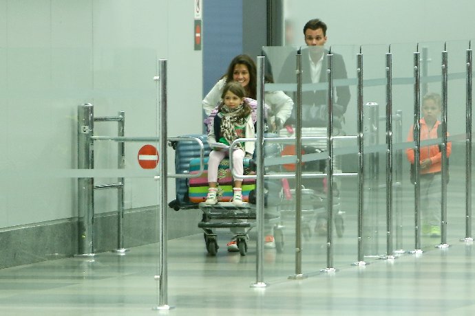 Po hodinové kontrole pravosti pasů a identit je "pár" konečně volný.