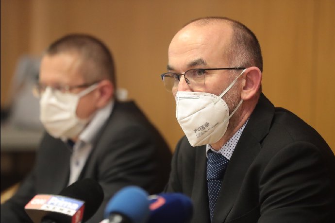 Ministr Jan Blatný se o tom dozvěděl, když prošetřil přednostní očkování úředníků.