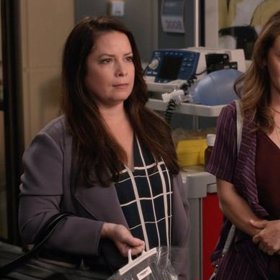 V seriálu Chirurgové se Alyssa Milano objevila po boku své kolegyně z Čarodějek.