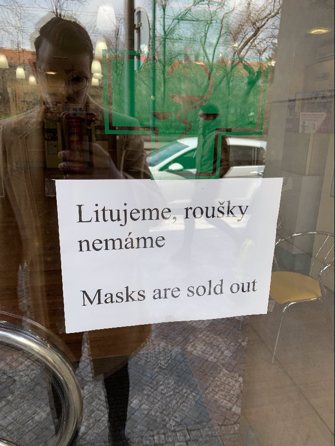 Roušky pražské lékárny nemají.