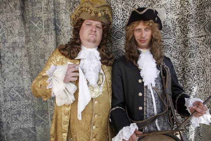 Kostýmy dokážou i z nejsympatičtějších herců udělat zloduchy.