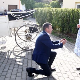 Poklekne před ní už po druhé.