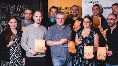 FOTO: Zleva: Iva Soukupová, specialistka péče o Investory, investor, majitel Ar Generace, investor, investor, ředitel Zonky Pavel Novák, majitelka Medvědárium, kmotr knihy Jakub Štáfek, majitel Yo Café, ředitel marektingu Zonky Jakub Strýček.