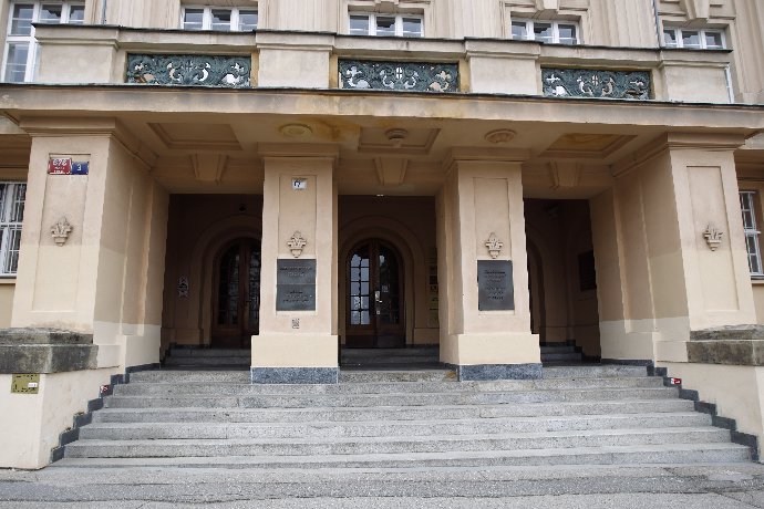 Katolická církev čelí kvůli milionovému odškodnému za mlčení podezření ze snahy o zametení kauzy pod koberec.