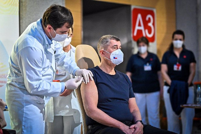 Andrej Babiš uklidnil lidi, že je vakcína bezpečná.