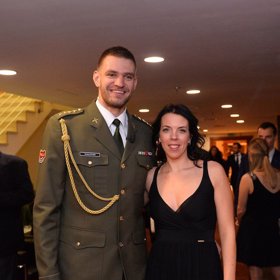 Jako Josef Dostál tak i další kanoista Ondřej Synek přišel v uniformě. Jeho drahá polovička zvolila dost nudné černé šaty.