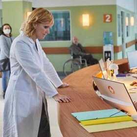 V Anatomii života se před kamerou setkaly sestry Geislerovy. Aňa Geislerová jako primářka Marta Dostálová a Ester Geislerová jako zdravotní sestra Jana Navrátilová.