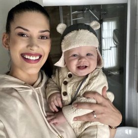 Aneta Vignerová s vysmátým synem.