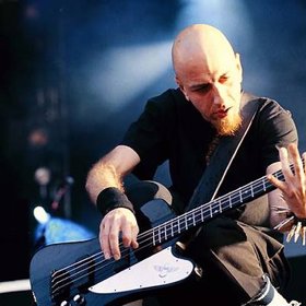 Baskytarista kapely System Of A Down Shavo Odadjan.