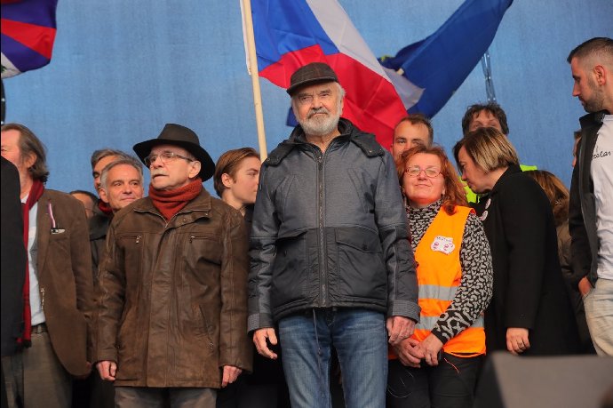 Jaroslav Uhlíř a Zdeněk Svěrák na demonstraci Milionu chvilek.