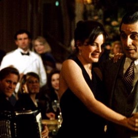 Al Pacino s Gabrielle Anwar ve filmu Vůně ženy. Za výkon v tomto snímku získal Oscara.