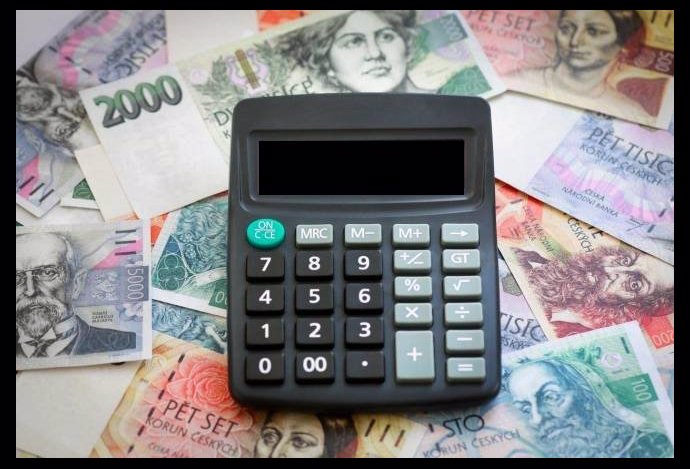 Zároveň budou lidé s výdělkem menším než 140 tisíc měsíčně odvádět daň 15 procent z hrubé mzdy.