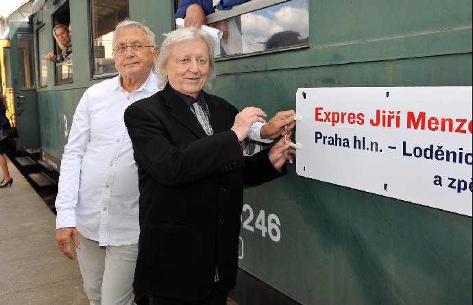 Václav Neckář si zahrál v Menzelově filmu Ostře sledované vlaky.