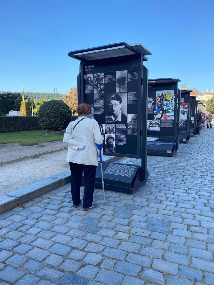 Před Rudolfinem se schází smuteční hosté.