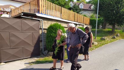 FOTO: Nemohla chybět ani nejbližší rodina. S květinou v náručí dorazila sestra Hanky, Marie Kotová.