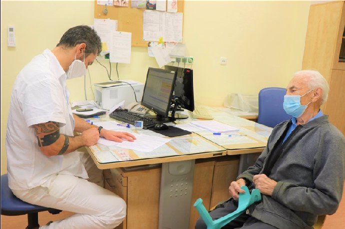 Masarykova nemocnice v Ústí nad Labem usilovně očkuje důchodce nad 80 let.