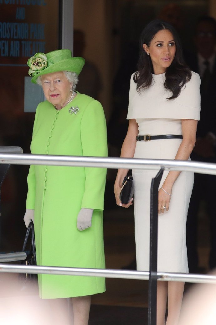 Královna vždy byla na Meghan milá a chtěla ji chránit.
