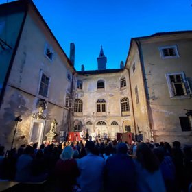 KOnají se zde různé akce.