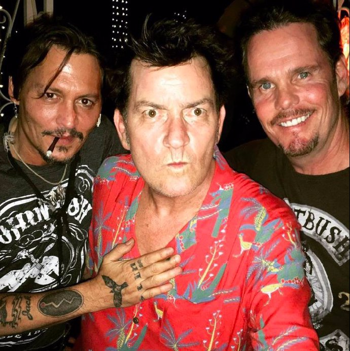 Charlie Sheen na bouřlivém mejdanu. 