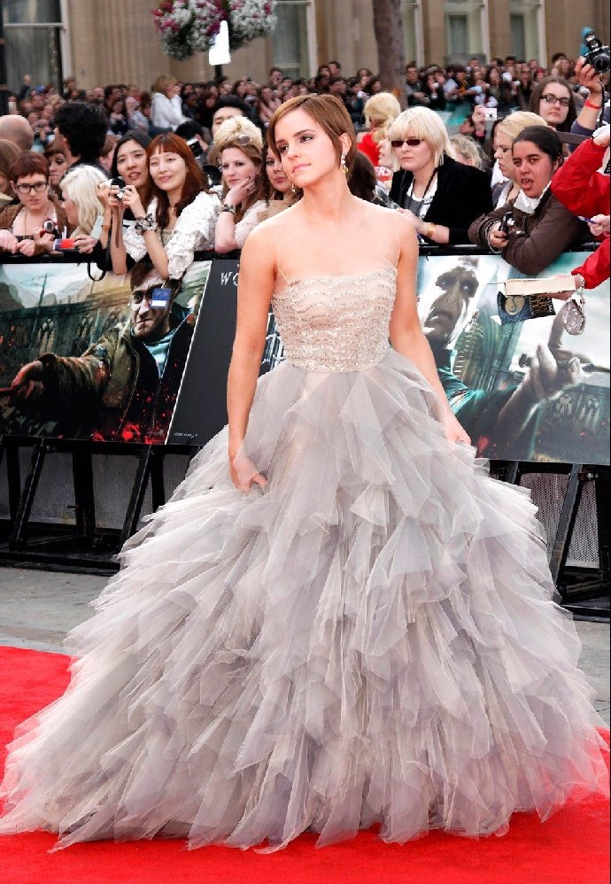 Emma Watson v šatech Oscar De La Renta na premiéře Harry Potter a Relikvie smrti 2.