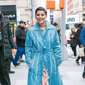 Nelly Furtado v modré pláštěnce.