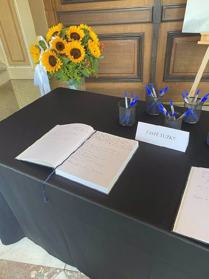 Lidé se už zapisují do kondolenční knihy.