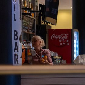 Dominice Gottové to za barem sluší, maká na sobě, aby si dala život do pořádku.