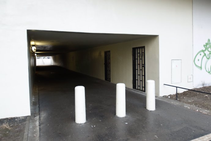 Následně si odnesl 40 tisíc korun, walkmany, erotické videokazety a další zboží.