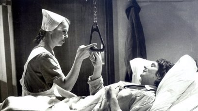 FOTO: Iva Janžurová a Josef Dvořák v seriálu Nemocnice na kraji města (1977).