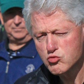 Nakonec však pod tíhou důkazů musel Clinton poměr přiznat.