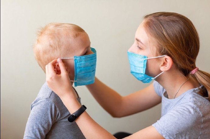 Prymula říká, že už neplatí časový limit patnácti minut. Rizikové je i kratší setkání a obyčejné kýchnutí.