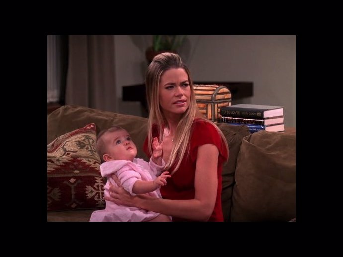 Denise Richards se s malou Sam objevila v seriálu Dva a půl chlapa.