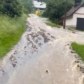 V důsledku silných dešťů se vylévají řeky.