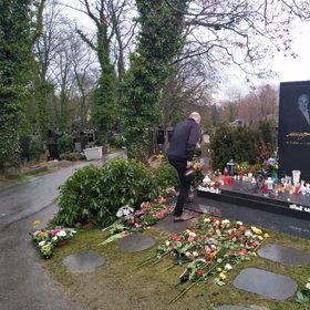 Bohuš zapálil velkou bílou svíčku.