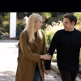 Jonah Hill a Emma Stone v seriálu Maniak (2018).