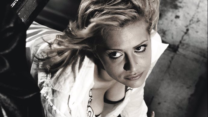 Brittany Murphy ve filmu Sin City. 