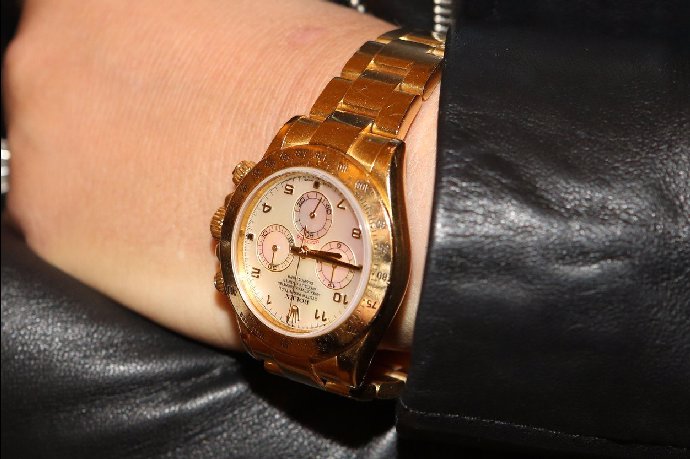 Oblíbené hodinky Rolex Monika nosí skoro vždy. Doplněk v hodnotě kolem 700 000 Kč je prostě parádní kousek.