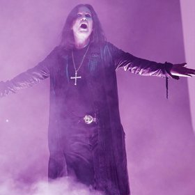 Ozzyho Osbournea málem zabila manikúra. Do těla se mu při ní dostala infekce, která se dostala i do krevního oběhu. Lékařům se podařilo Ozzyho zachránit.