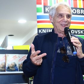 Josef Laufer byl úspěšný herec a zpěvák. 