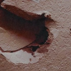 V bytě, kde žil s matkou, otčímem a sourozenci, byl utýrán.