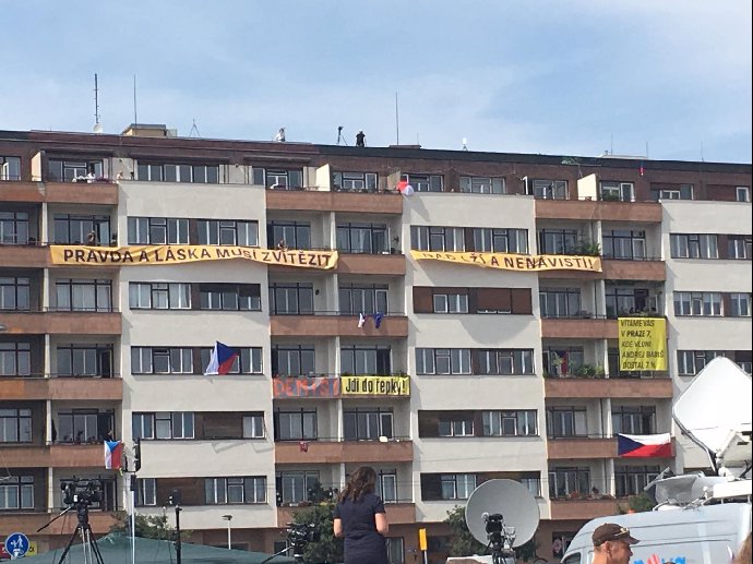 Transparenty na domě.