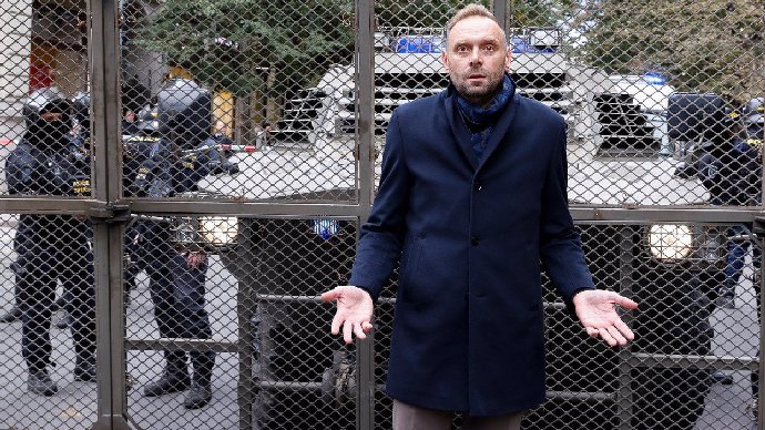 „Stanovit volby na tradiční termín je vůči prezidentovi prasárna. Vždyť má dovču,“ komentoval ironicky na sítích komik Miloš Knor.